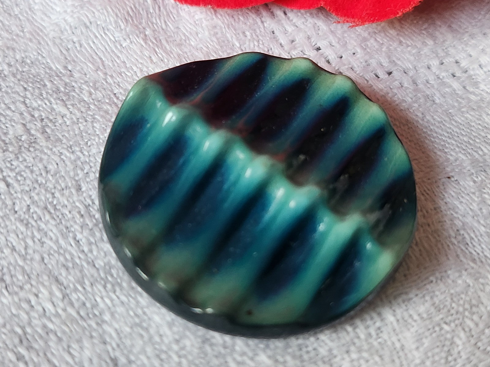 Gros bouton ancien en celluloïd vert  superbe pied 3,7 cm  D16R