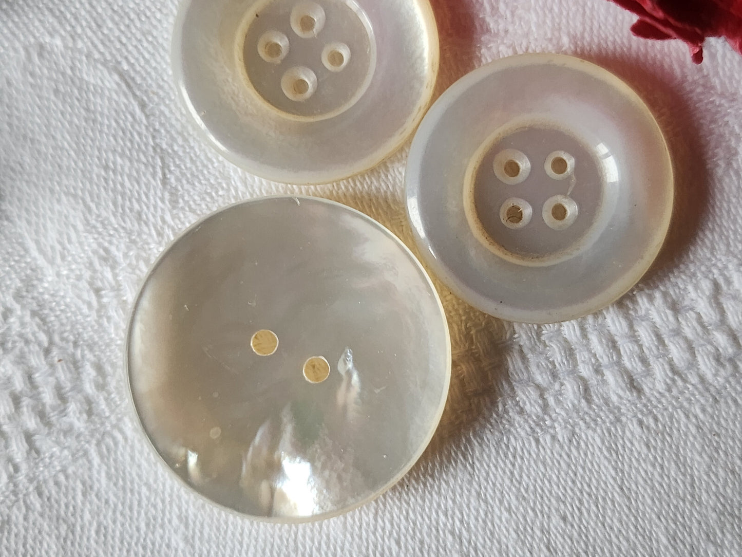 Trio gros boutons anciens en nacre laiteux 2,7 et 3,3 cm D10S