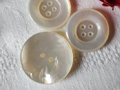 Trio gros boutons anciens en nacre laiteux 2,7 et 3,3 cm D10S