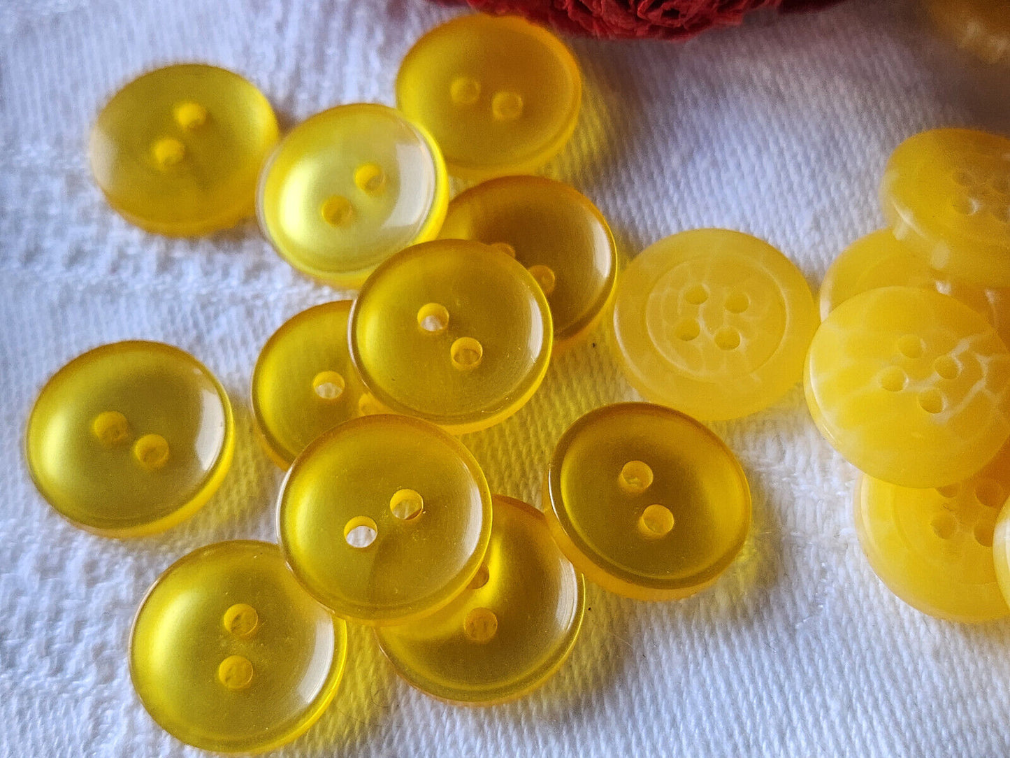 Lot 26 boutons vintage jaune 2  series 1,4 cm trous  ref 5929