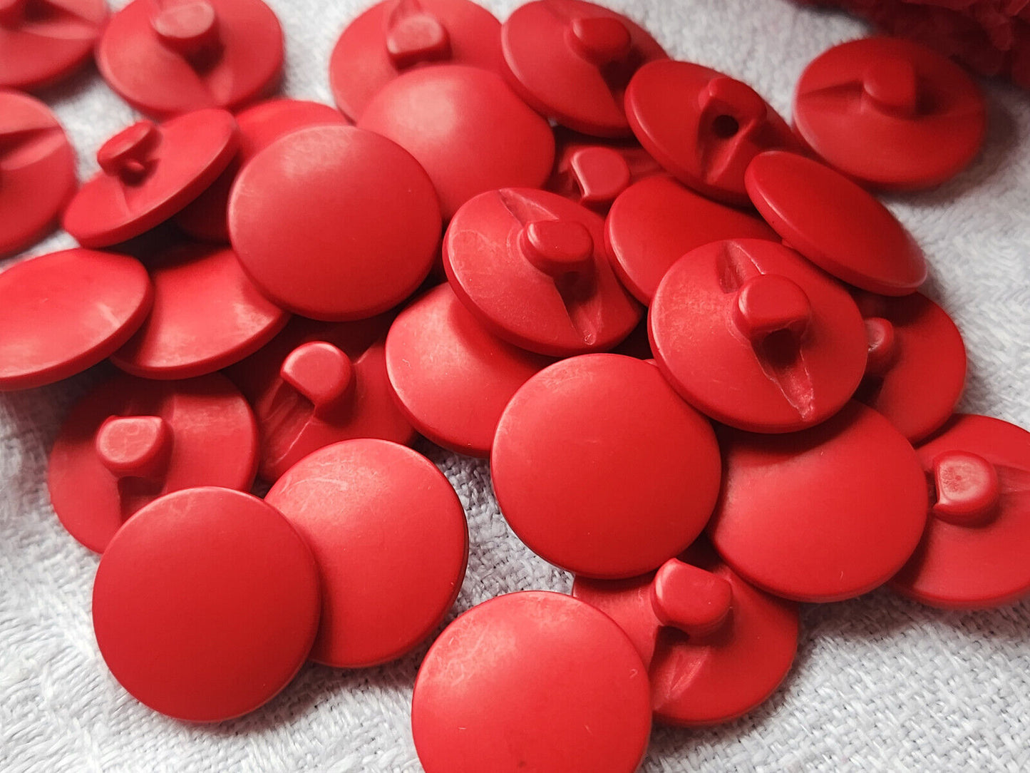 Lot 14 boutons vintage rouge mat  à pied lisse 1,4 cm ref 4444