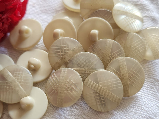 lot 21 boutons vintage petits creme nacré ciselé pied 1,4 cm ref 5539