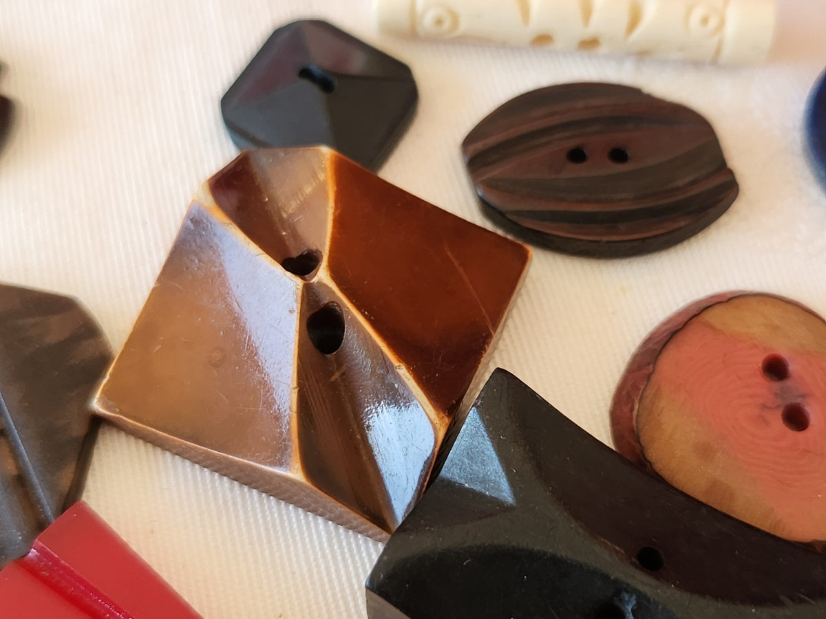 Lot 30 boutons anciens forme originale  collection 1,5 à 7,3 cm ref 6658