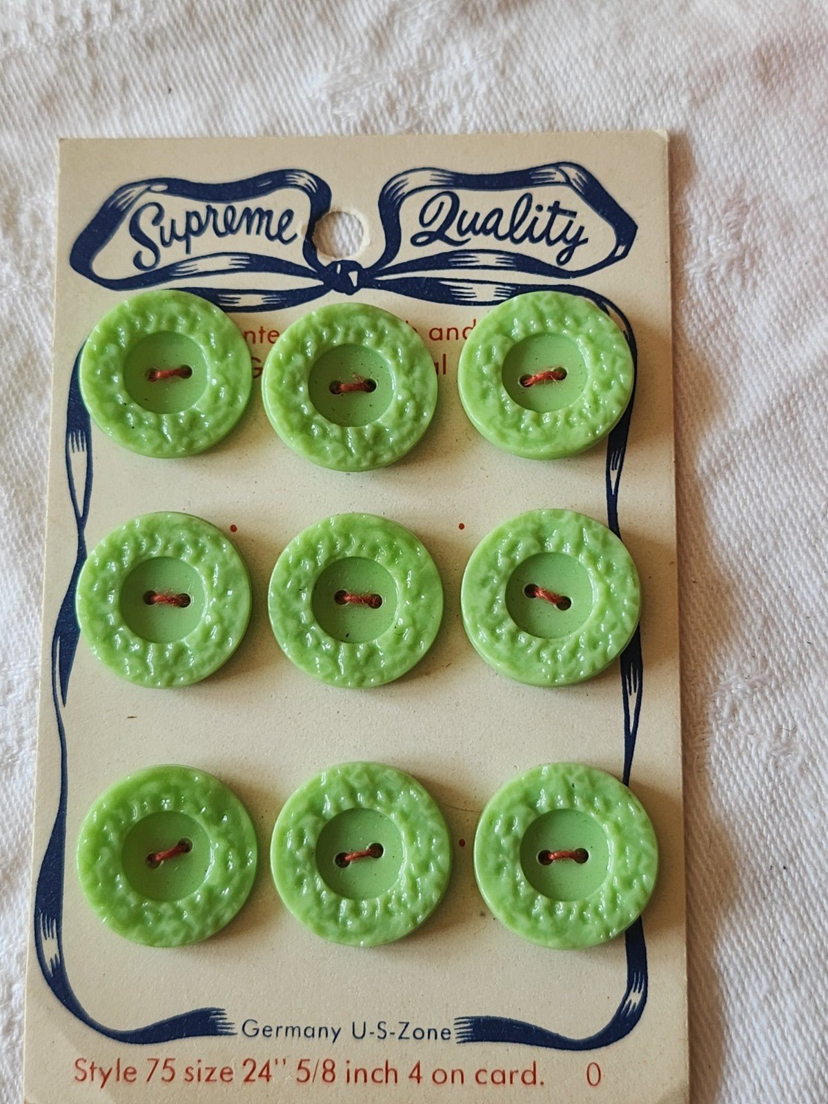 Plaque de 9 boutons anciens en verre travaillé vert à trous 1,7 cm