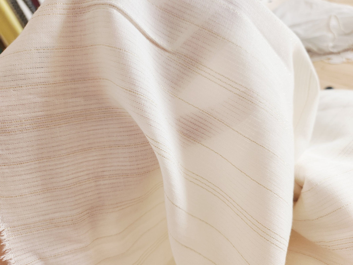 Grand coupon de tissu blanc fil doré mou 1 m51 sur 3 mètres B8