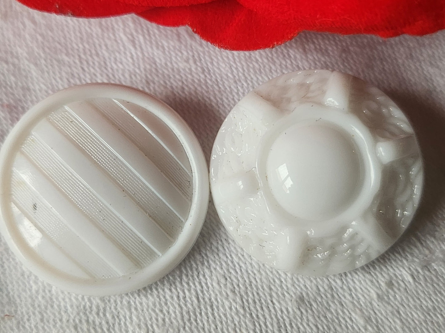 Duo gros boutons anciens en verre blanc vintage 2,6 cm D9R