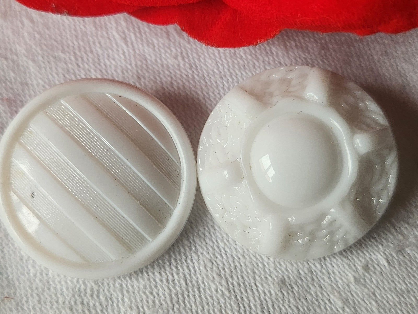 Duo gros boutons anciens en verre blanc vintage 2,6 cm D9R