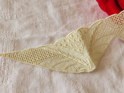Incrustation application ancienne jaune 22 cm sur 4,8 cm dentelle T2-14