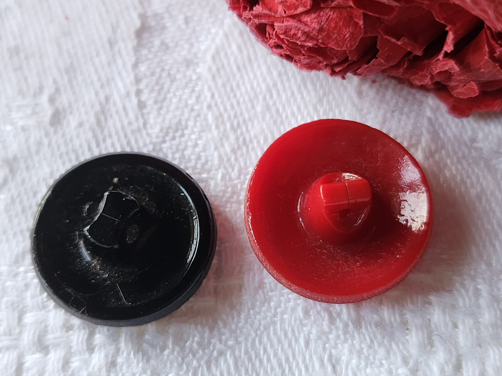 Duo boutons anciens en verre rouge doré noir  pied 1,7/ 1,8  cm D10A