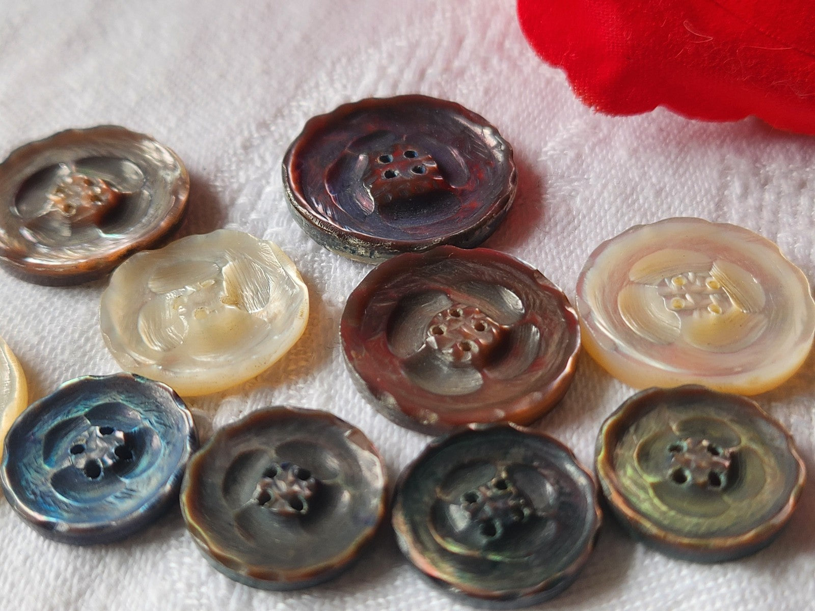 Collection lot 10 boutons ancien en nacre ciselé 1,5 à 2,2 cm ref 3552