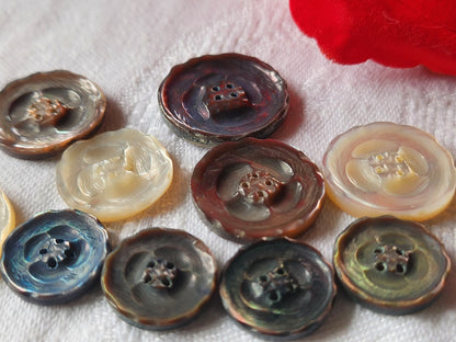 Collection lot 10 boutons ancien en nacre ciselé 1,5 à 2,2 cm ref 3552