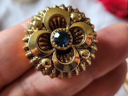 Gros bouton vintage métal doré volume coeur strass bleu 2,8 cm bijoux ref 2688
