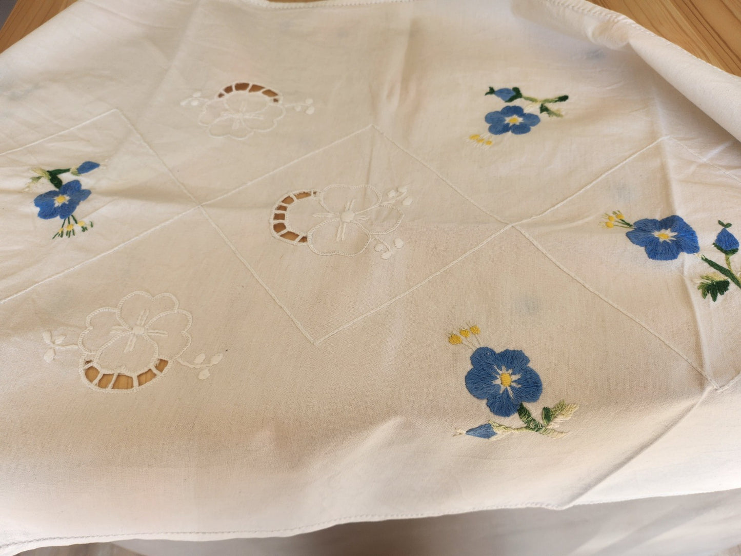 Long chemin de table ancien broderie bleue main 150 cm sur 52 cm B7
