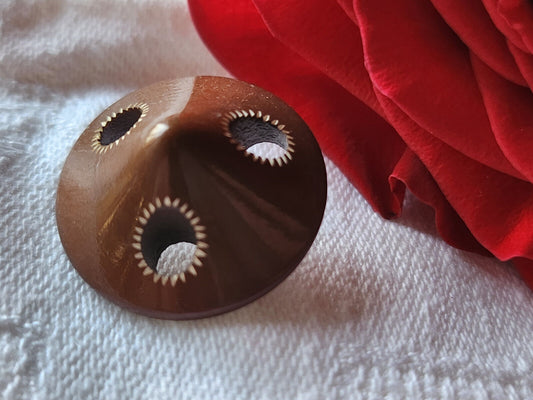 Bouton ancien collection marron blanc ajouré ajouré motif 2,4 cm  ref 1842