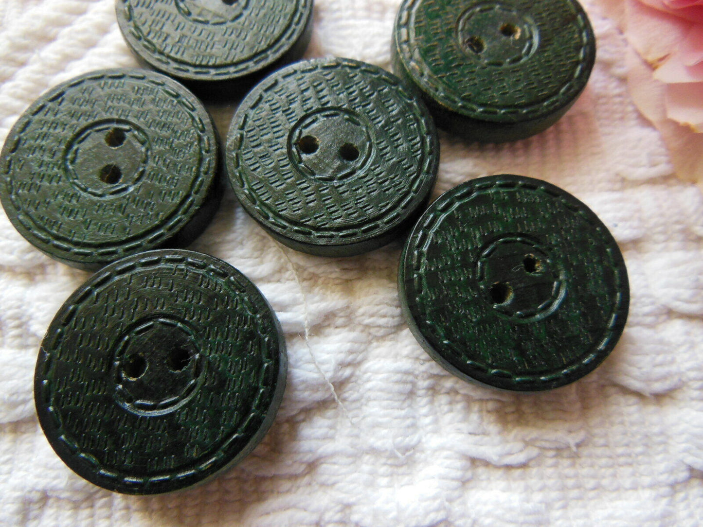 Lot 6 boutons anciens en bois travaillé teinté vert diamètre 2,1 cm ref 415