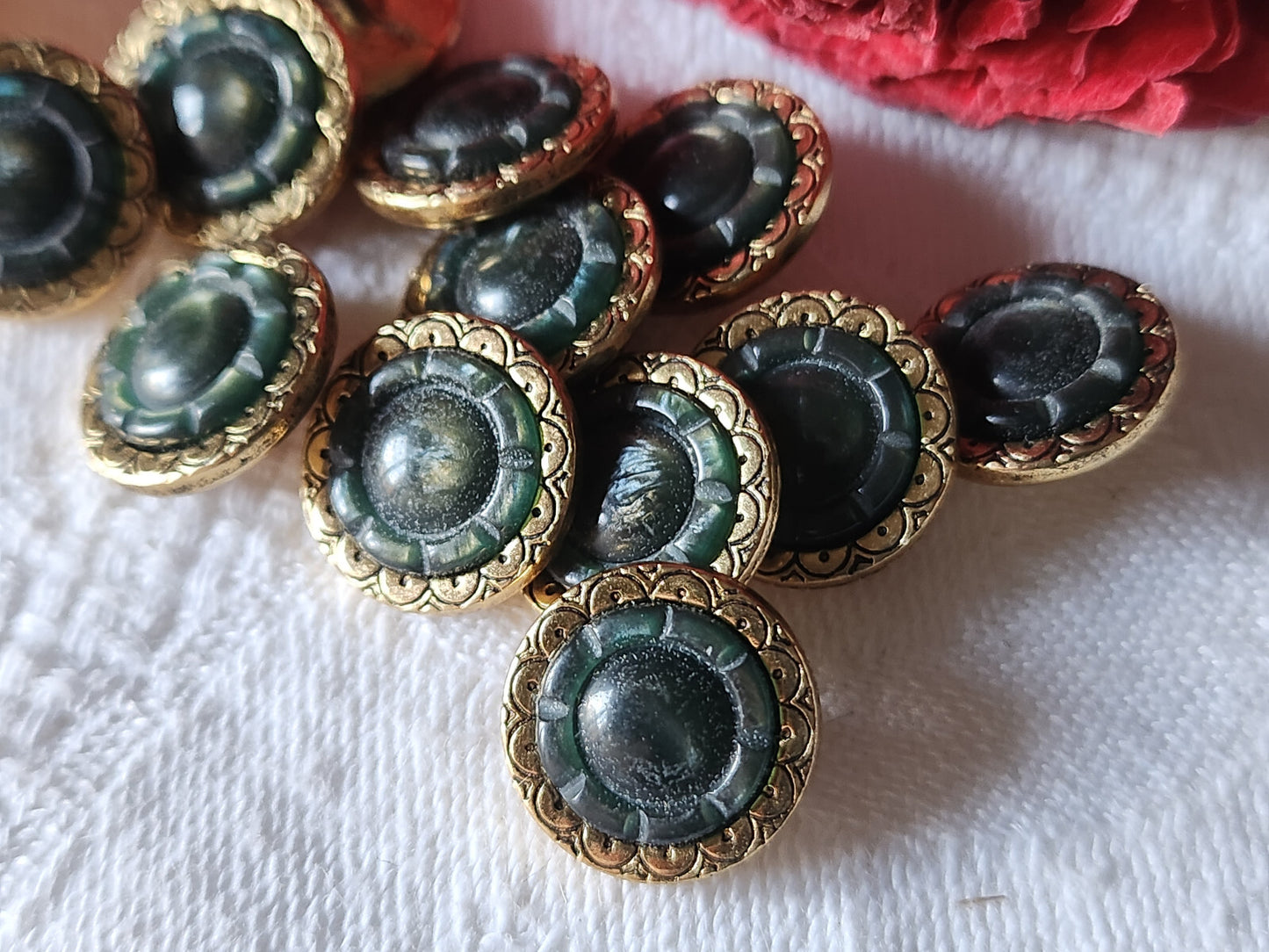Lot 7 boutons vintage en métal coeur vert gris doré  pied 1,3 cm ref 3129