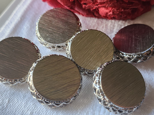 Lot 6 boutons vintage en métal argenté superbe 2,4 cm pied travaillé ref 2446