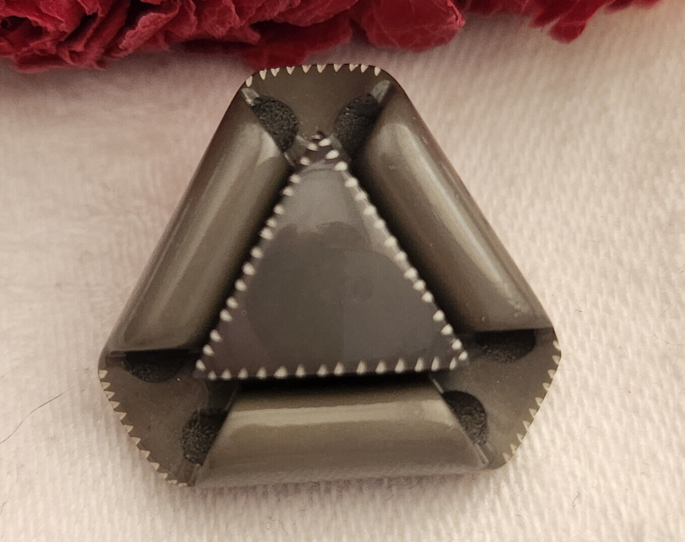 Collection bouton ancien gris volume triangle pied laiton 2,3 cm ref 4727