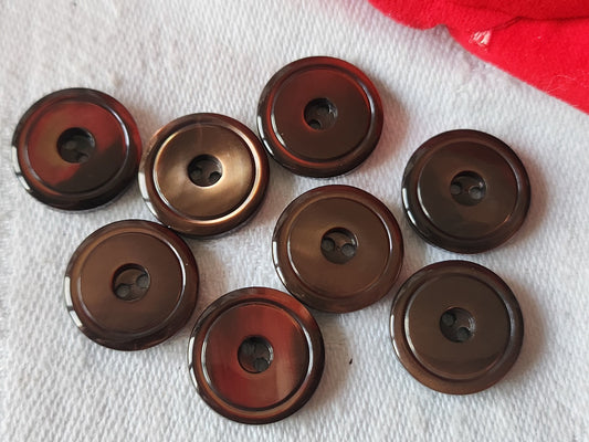 Lot 8  boutons anciens en nacremarron  1,5 cm ref 3030
