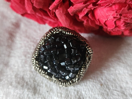 Bouton vintage en métal argenté perlé  carré 1,9 cm bijoux D19H