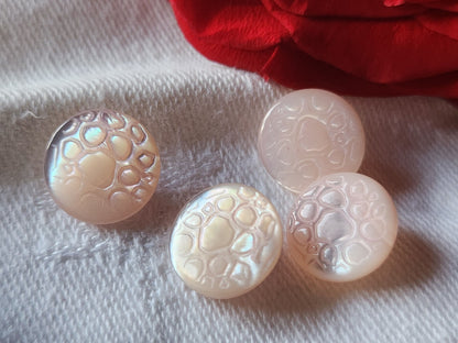 Lot 4 petits boutons anciens en nacre rose alveole pied 1,2 cm G17B