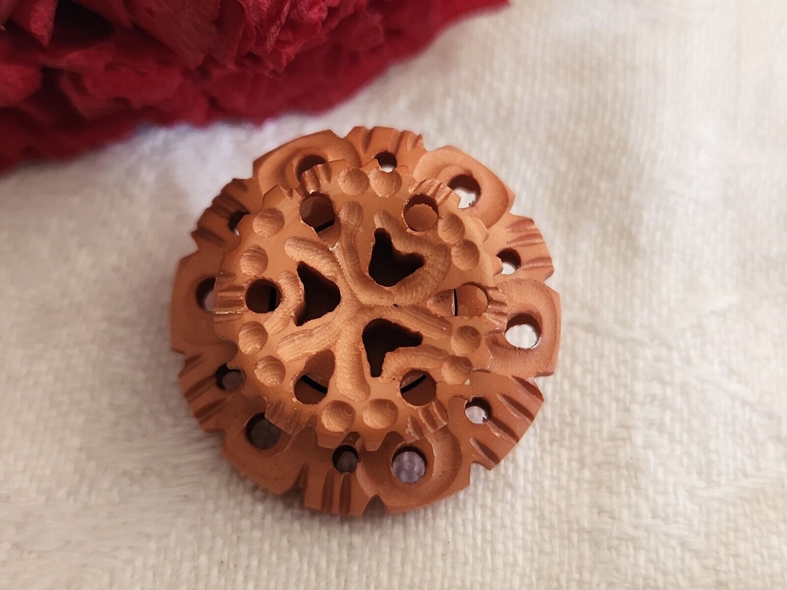 Bouton ancien collection orange sculpté joli ajouré motif 2,2 cm  ref 2580