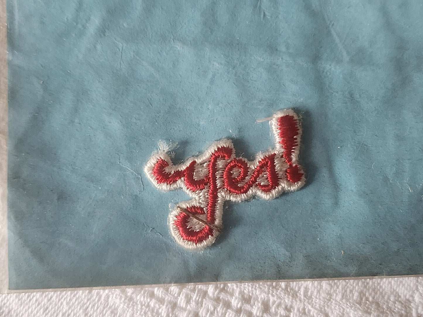 Ancien patch vintage thermocollant "yes" broderie customisation T14