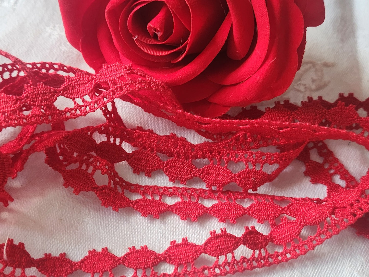 Dentelle vintage rouge DMC    coton large 3 métres sur 1,4 cm A2