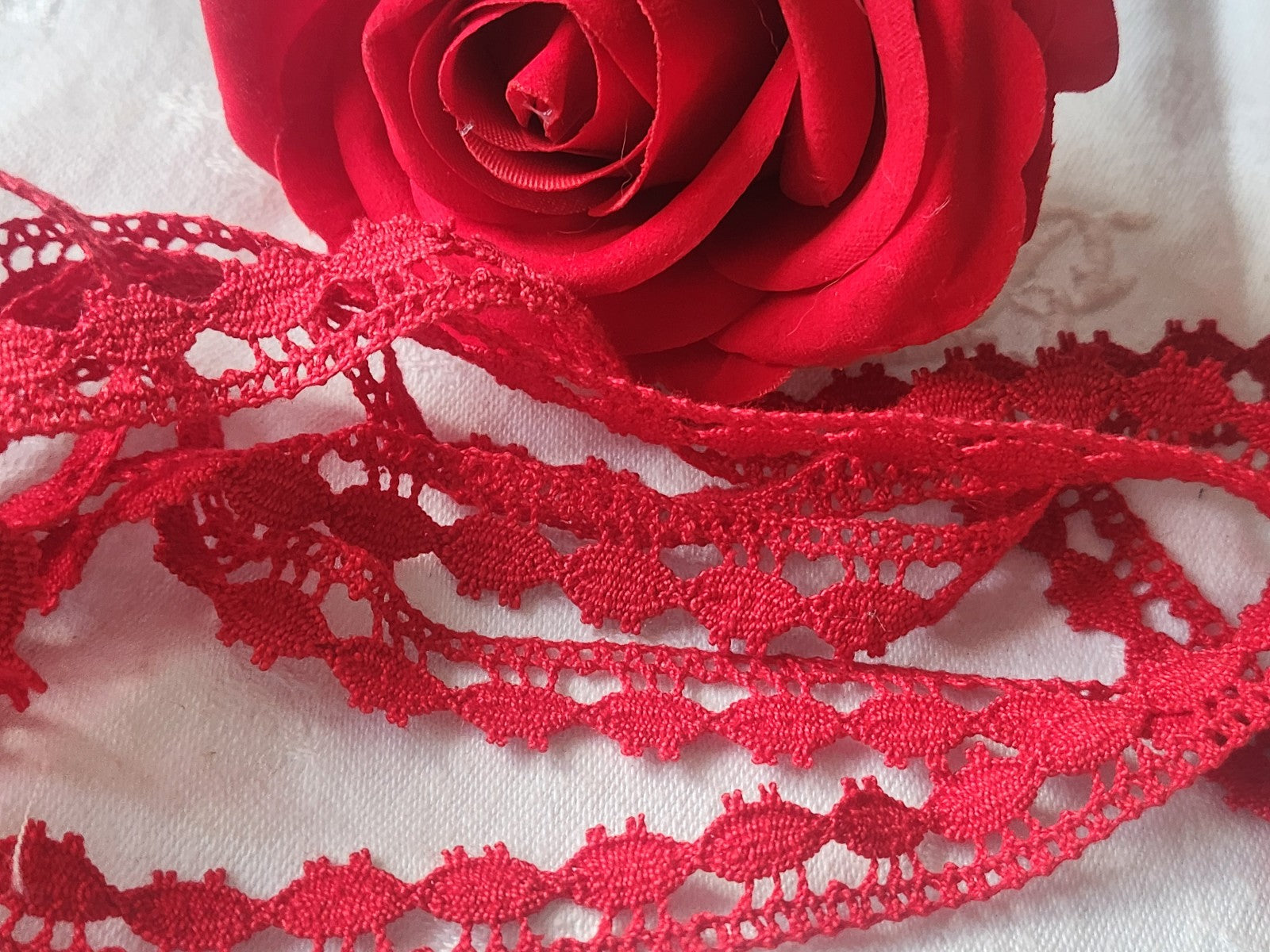 Dentelle vintage rouge DMC    coton large 3 métres sur 1,4 cm A2