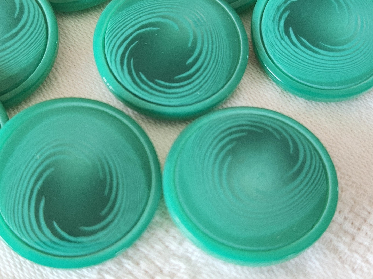 Lot 8 gros boutons vintage camaieu vert pied 2,6 cm ref 5981