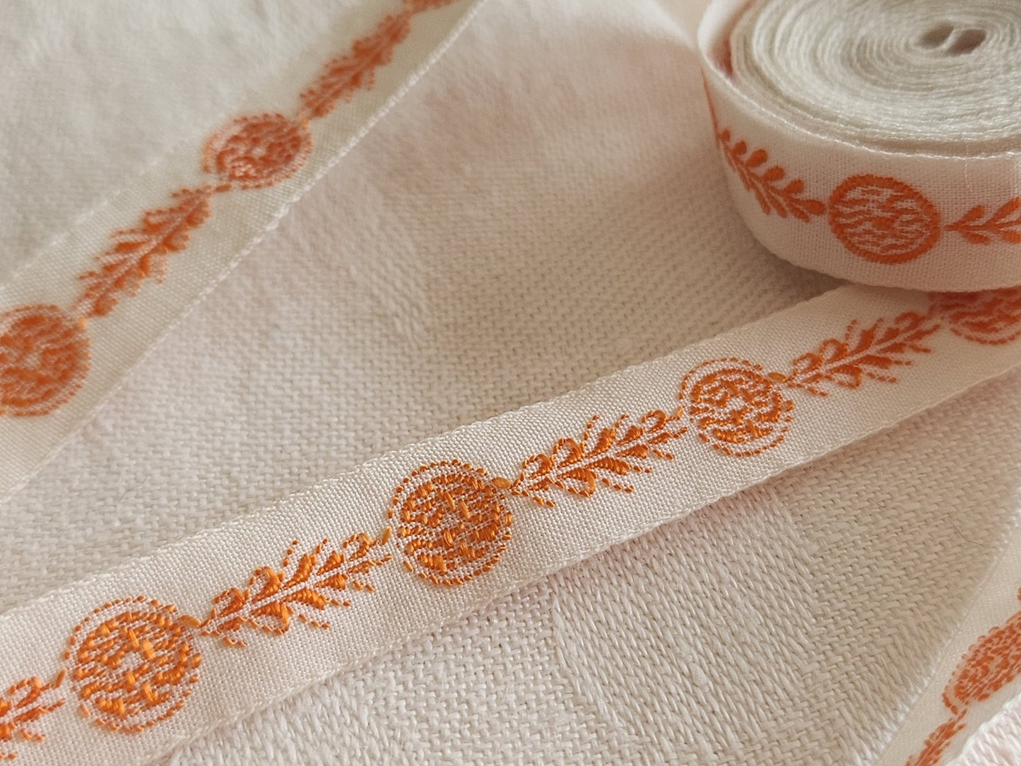 Galon ancien motif orange 2 m 50 sur 1 cm T8