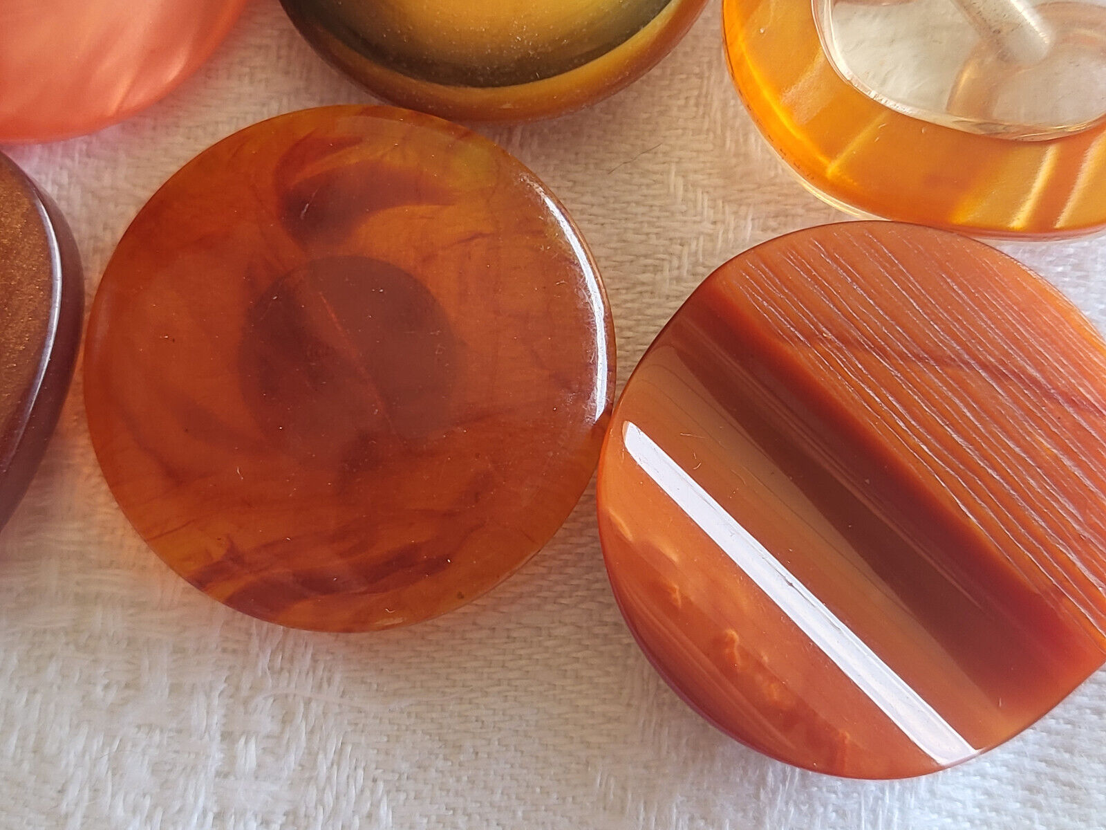 Lot 6 gros boutons vintage orange  panaché pied 2,4 à 2,7  cm ref 2422