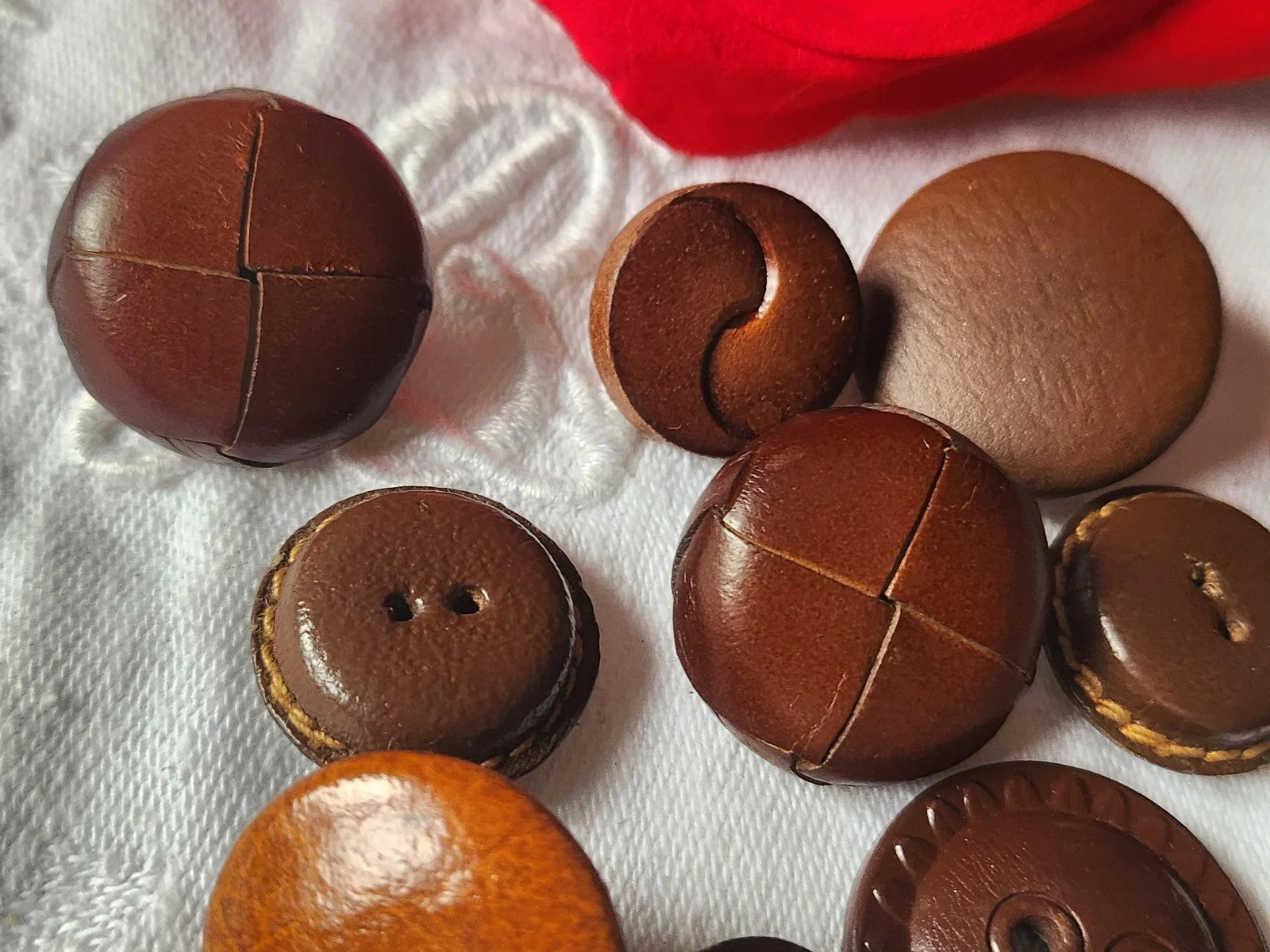 Lot 12 boutons en cuir panaché vintage marron 1,8 à 2,7 cm ref 5196