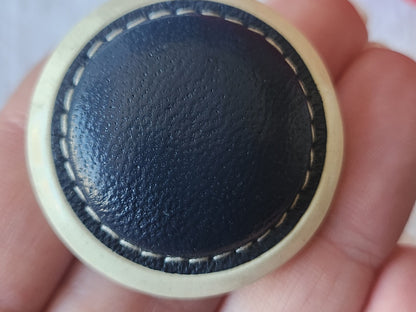 Collection gros bouton coeur en cuir bleu monture resine 3,7 cm ref 618