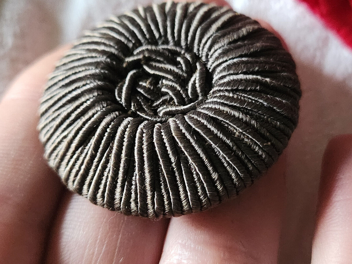 Haute couture énorme bouton ancien gris passementerie 4,4 cm ref 3114