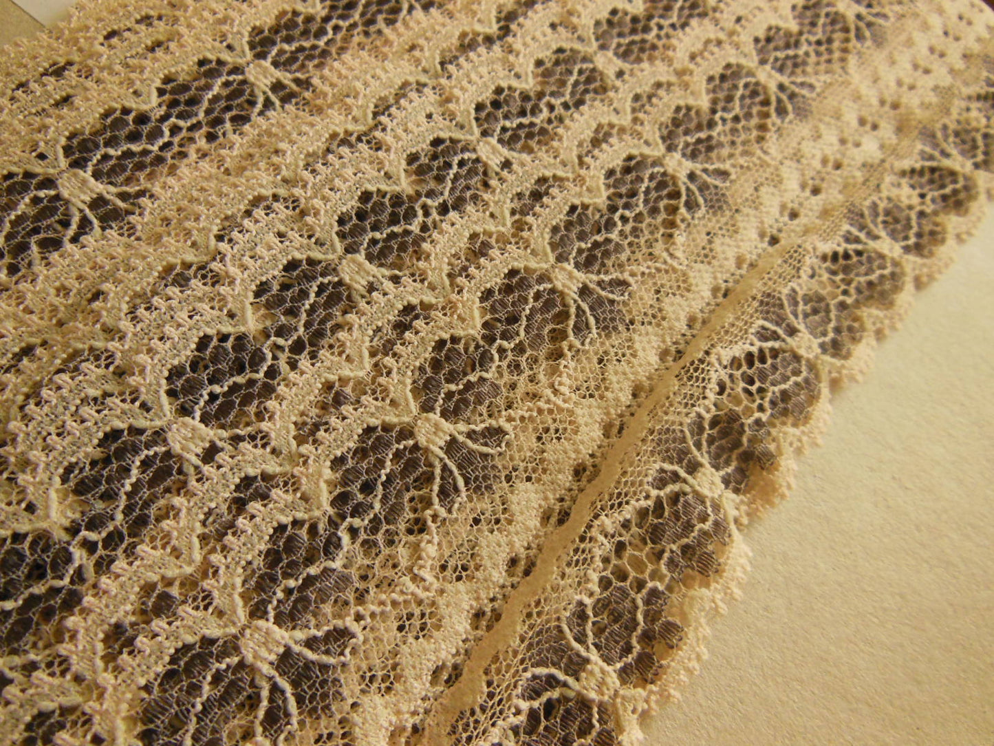 Dentelle moderne Saint André fabrication française 2 mètres sur 4,8 cm A2