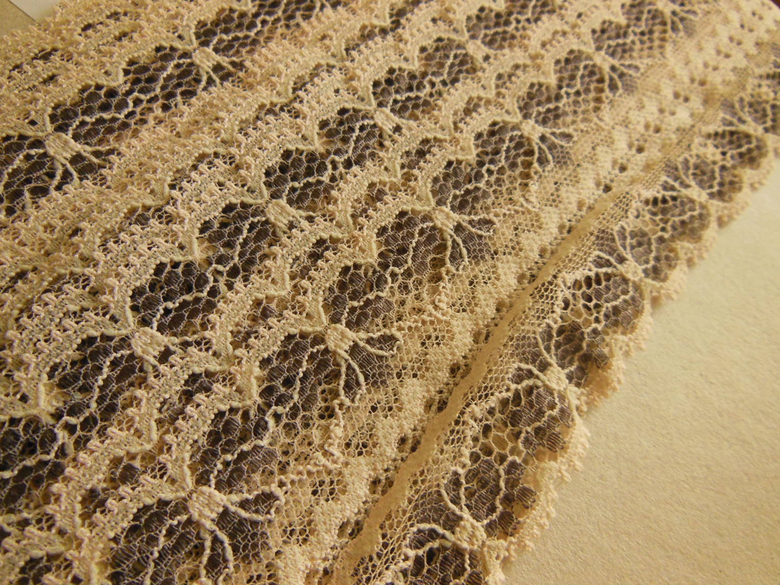 Dentelle moderne Saint André fabrication française 2 mètres sur 4,8 cm A2