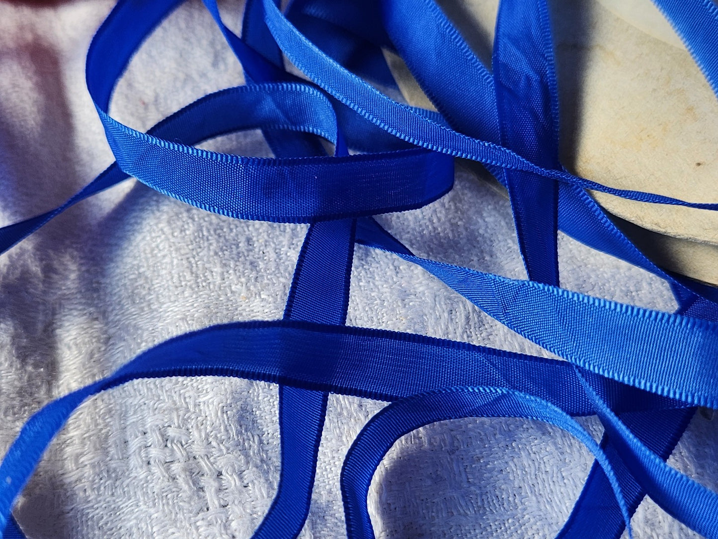 Ruban fin ancien nylon bleu 10 mètres sur 0,7 cm modiste mercerie B5 n°27