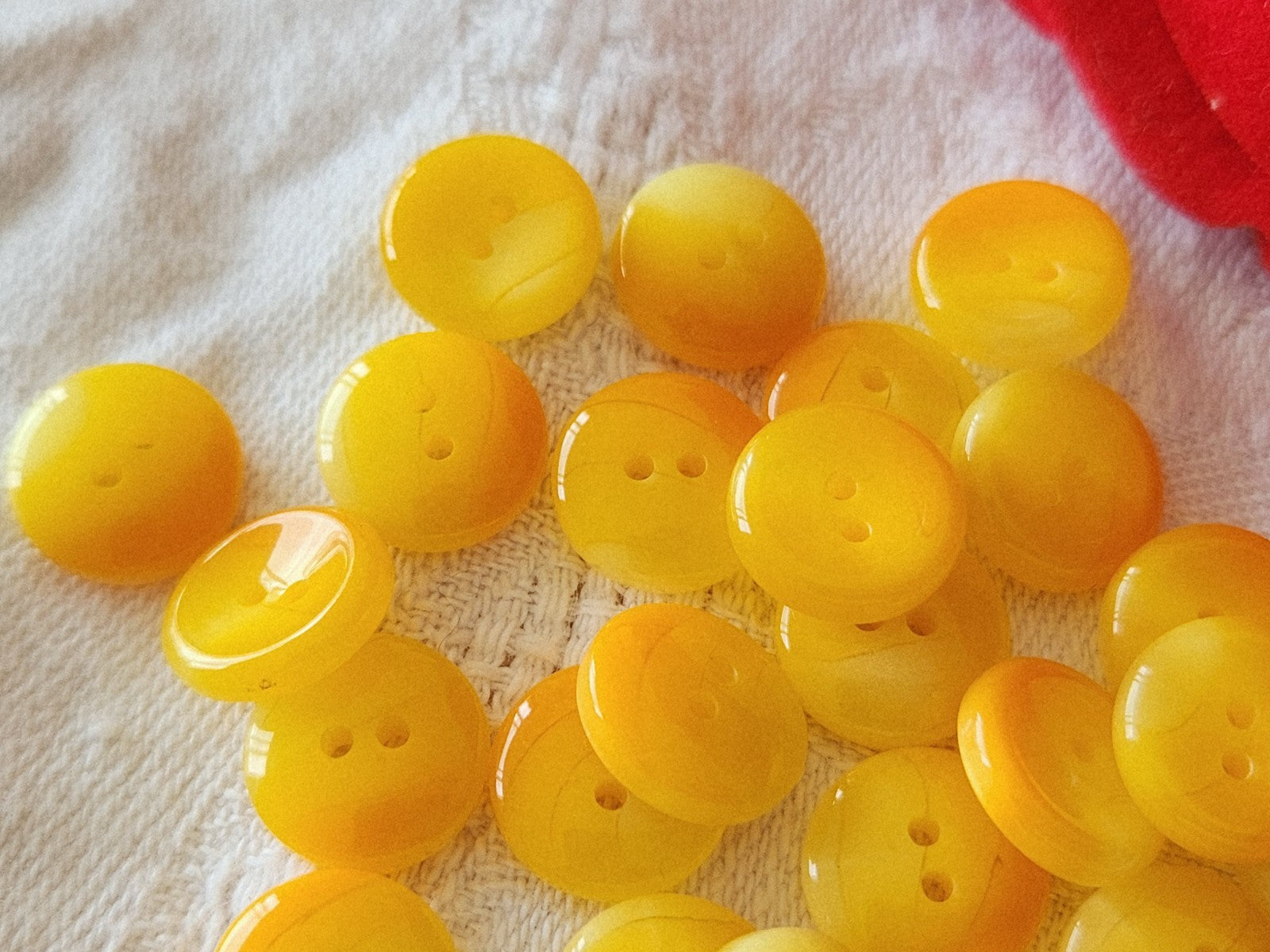 Lot 27 petits boutons vintage camaïeu jaune orange  à trous  1,1 cm ref 5972