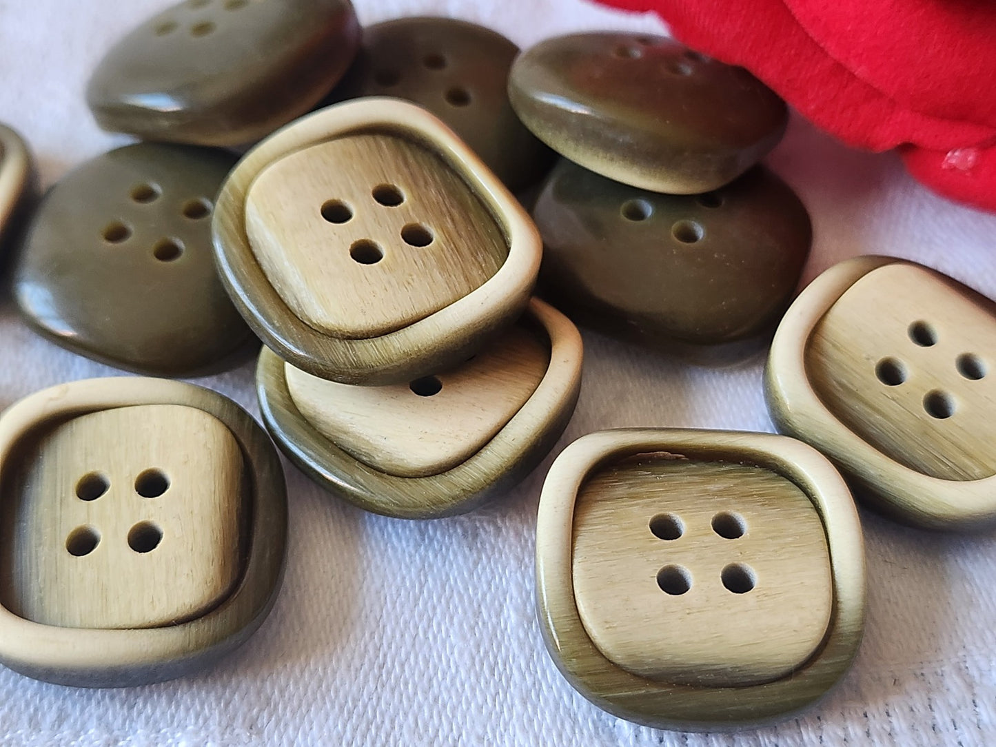 Lot 6 boutons vintage vert créme épais mat trous 2,2 cm ref 2667