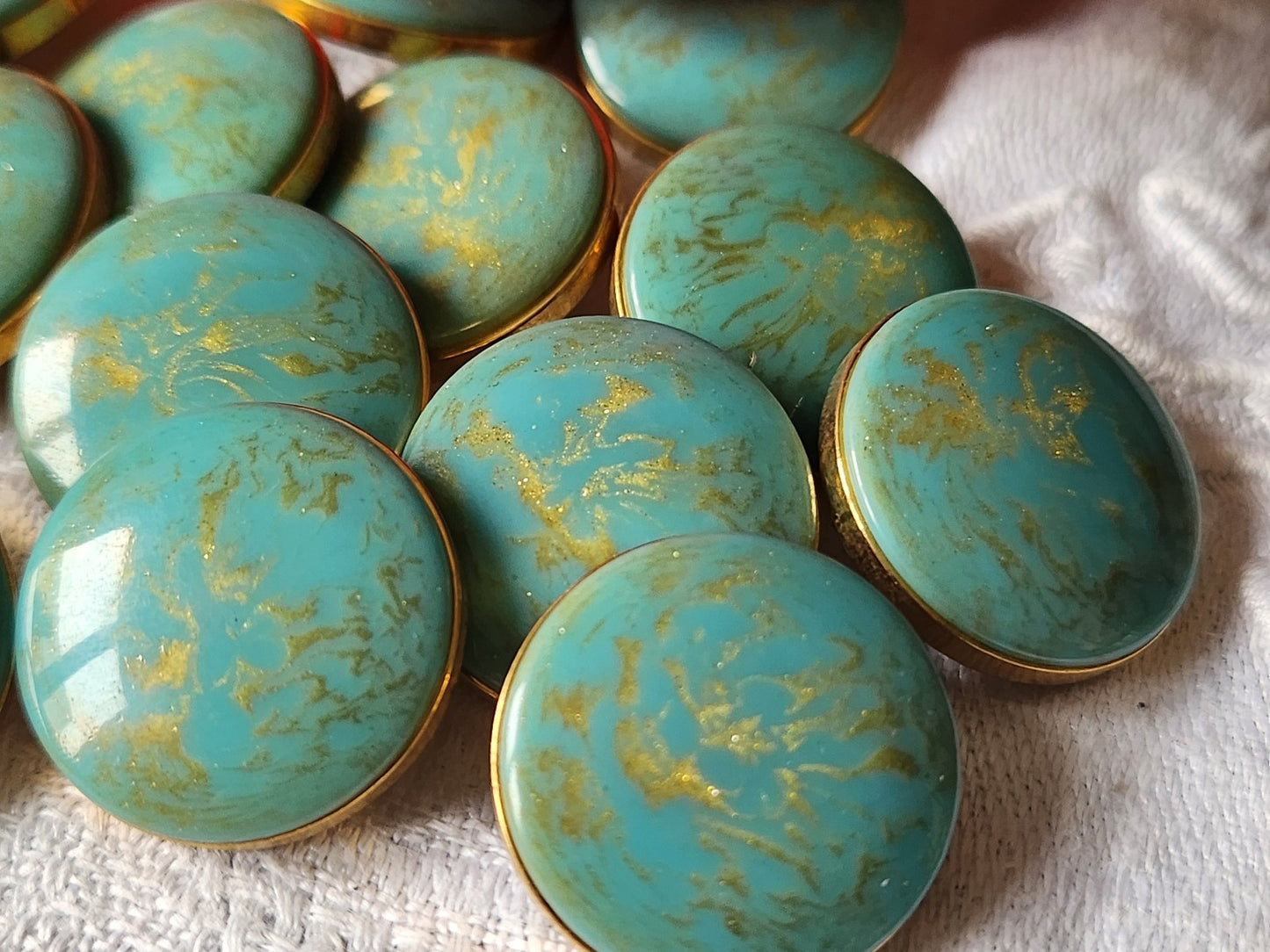 Lot 6 boutons vintage  métal bleu turquoise paillette doré 2,2 cm pied  ref 5923