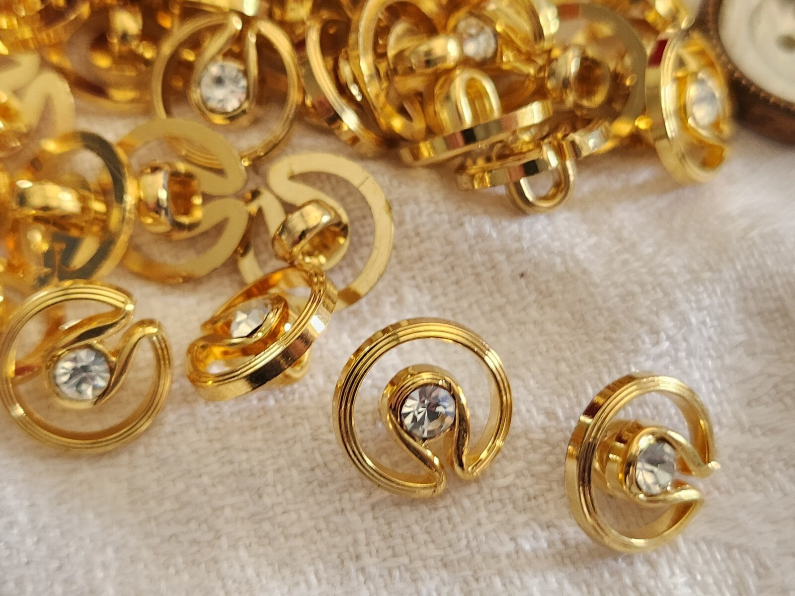Lot 18 boutons fond d'atelier acrylique doré avec strass pied 1,2 cm ref 4930
