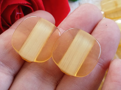 Lot 6  boutons vintage jaune beige à pied carré 2,2 cm ref 6456
