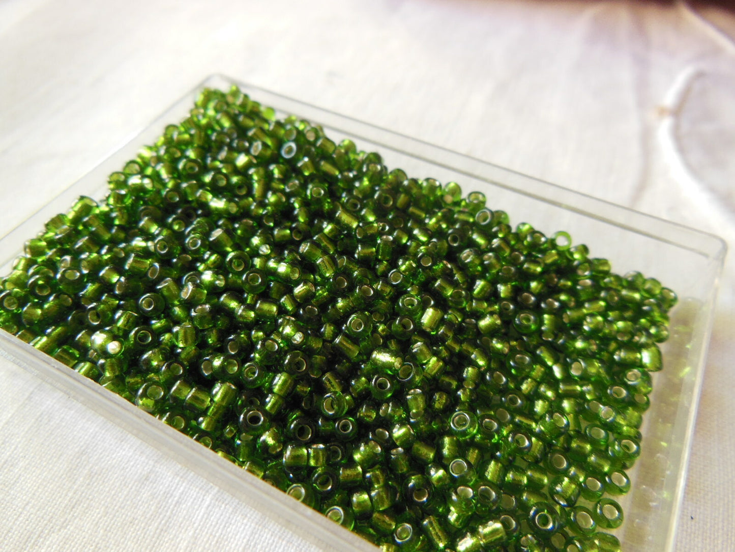 Lot environ 20  grammes de perles de rocaille vert lumineux n°1