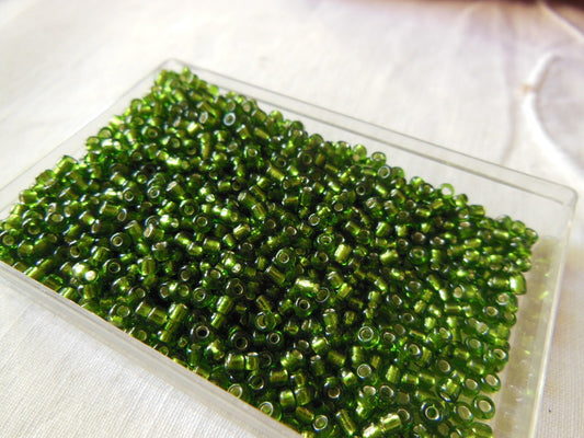 Lot environ 20  grammes de perles de rocaille vert lumineux n°1