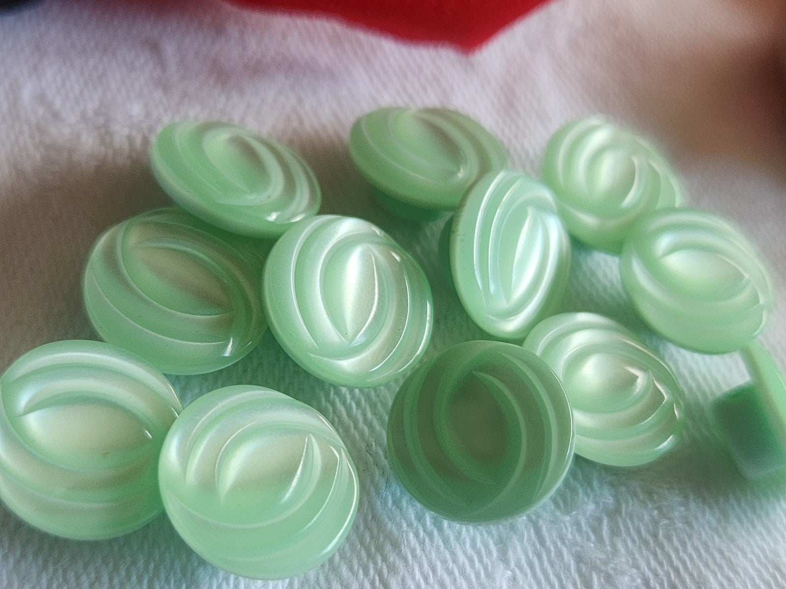 Lot 12 boutons vintage vert tendre lumineux pied 1,1 cm ref 2813