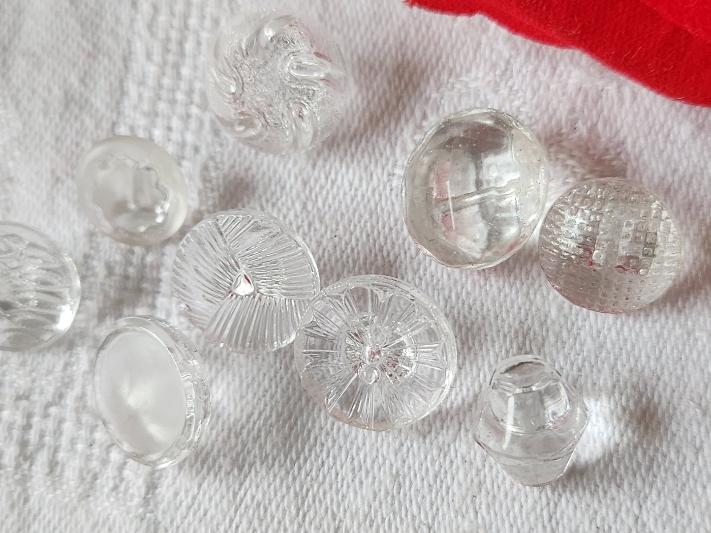 Lot 10 boutons anciens en verre transparent   panaché 1,1 à 1,3 cm ref 2386