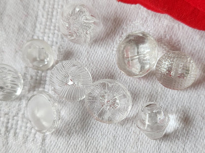 Lot 10 boutons anciens en verre transparent   panaché 1,1 à 1,3 cm ref 2386