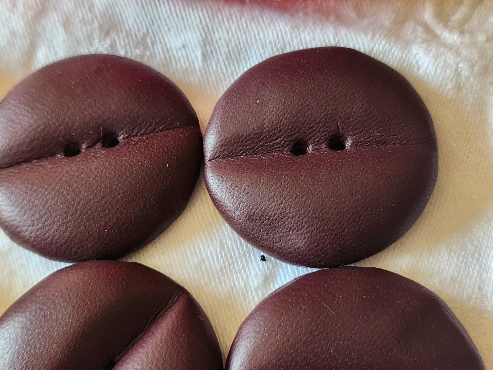 Lot  6 énormes boutons anciens en cuir xxl lie de vin 4 cm ref 6024 **