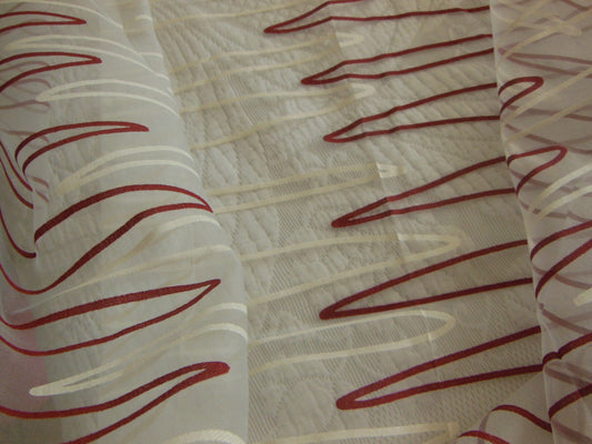 Coupon tissu voilage  zig zag blanc lie de vin/ rouge  98 cm sur 1 m 09 B3